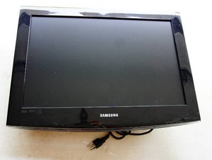 lot 2 image: Samsung LN22A450C1D TV