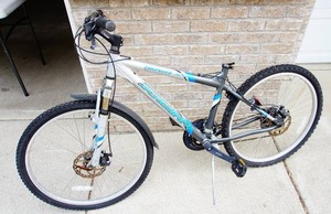 lot 26 image: Schwinn Select Series  Frontier AL D Bicycle 7 Speed Shimano Acero Gear Omni RST 191-C6 Shocks