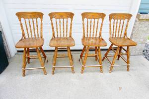 lot 73 image: Set of Four Solid Oak Stools with a 24 Inch Seat Height
