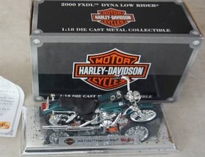 lot 113 image: Harley-Davidson 118 scale 2000 FXDL DYNA Low Rider AvonMaisto w box & COA