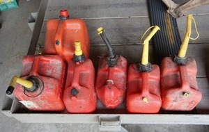 lot 152 image: 6) Plastic Gas Cans...Largest 2.12 Gallons