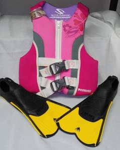lot 380 image: Life Jacket and flippers - Cressi Swim flippers