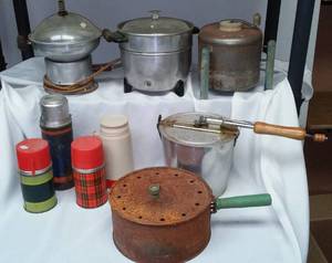 lot 411 image: Vintage Thermos (4) & Pop Corn Poppers (5)