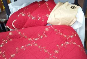 lot 439 image: Bedspread  Comforter, Shams And Curtains.
