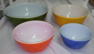 lot 467 image: Vintage Pyrex Mixing Bowls (4)
