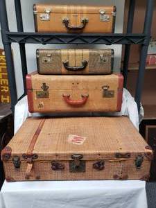 lot 424 image: Vintage Suitcases (4)