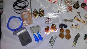 lot 478 image: Costume Jewelry.