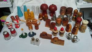 lot 480 image: Vintage Collectible Salt - Pepper Shakers.