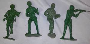lot 490 image: Vintage Pan-Vue And Green Army Figurines (4)
