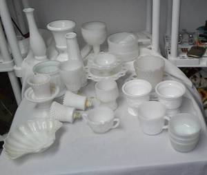 lot 497 image: Vintage Milk Glass Dcor.