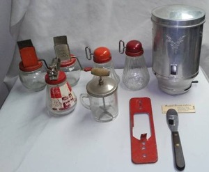 lot 517 image: Vintage Kitchen Accessories. (9)
