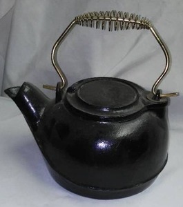 lot 528 image: Enamelware and Tea Pot. (7)