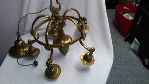 lot 530 image: Vintage Hatch House Brass Chandelier
