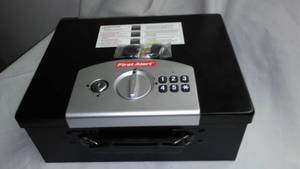 lot 531 image: First Alert Deluxe Security Box.