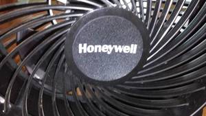 lot 539 image: Honeywell 10 fan. Used for 10 days - May 2023