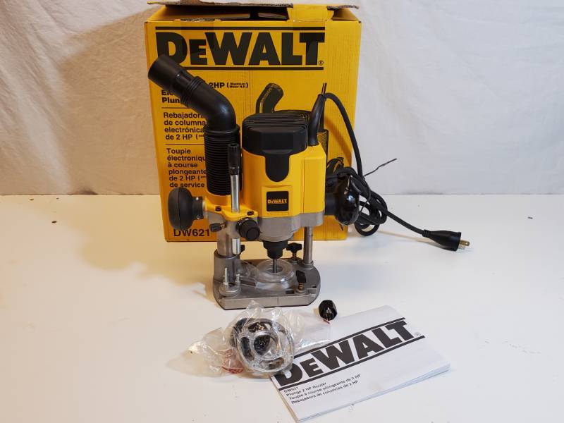 DeWalt DW621 2 HP EVS Plunge Router w Dust Extraction. Loaded