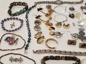 lot 47 image: Lot #1 Vintage Jewelry