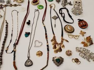lot 49 image: Lot #3 Vintage Jewelry