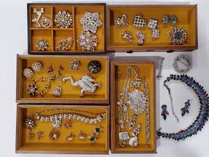 lot 50 image: Music Jewelry Box FILLED with Vintage Jewelry