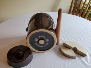 lot 172 image: Kenley Sauerkraut Fermentation Crock