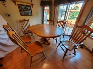 lot 188 image: Oak Dining Table & 6 Thomasville Chairs. Two are Captains Chairs.