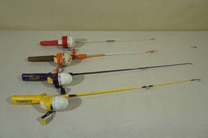 lot 73 image: 4 Vintage Kids Fishing Poles Snoopy, Taz, Tweety, Ducktales