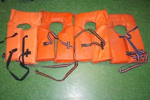 lot 104 image: 4 Life Vest