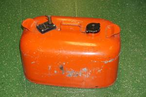 lot 105 image: Metal 6 Gallon Boat Gas Tank