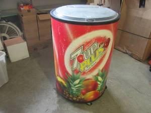lot 153 image: (EC1) 7-Up Plus Round Barrel Cooler...
