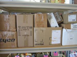 lot 220 image: (EC1) Shelf of Assorted AV Accessor...