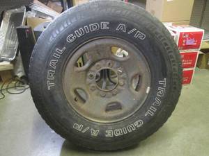 lot 327 image: (BR1) Truck Wheel 8-Lug Rim 26575R...