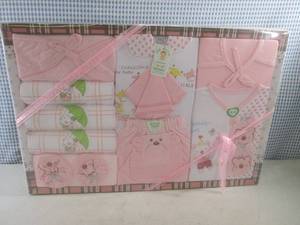lot 328 image: (EW6) Baby Gift Box Set - Clothes B...