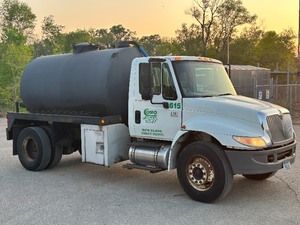 lot 3 image: 2006 International Vac-Truck