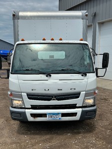 lot 2 image: 2013 Mitsubishi Fuso FE Box Truck
