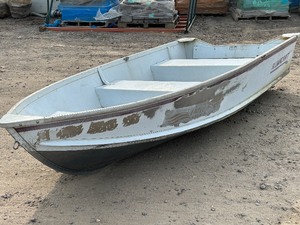 lot 12 image: Alumacraft T12V Aluminum Fishing Boat
