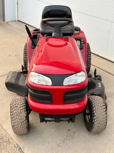 lot 6 image: Craftsman DLT3000 Lawn Tractor