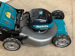 lot 8 image: Makita 40Volt Electric Mower