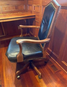 lot 15 image: Vintage Executive Leather Office Rolling Chair
