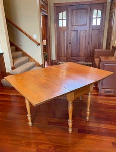 lot 16 image: Antique Gate Leg Table