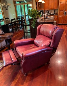 lot 19 image: Vintage Leather Recliner