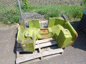 lot 3 image: Forklift Counter Weight