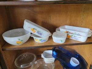 lot 124 image: Bulk Glass Bakeware Grouping
