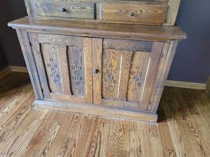 lot 28 image: Vintage Spoon Carved China Hutch
