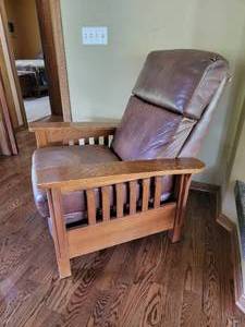 lot 7 image: Prairie Mission Leather Recliner