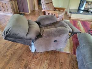 lot 30 image: American Furniture Electric Recliner