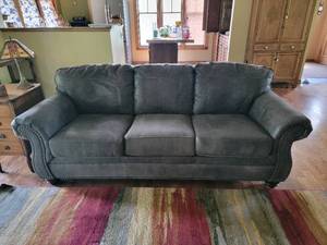 lot 10 image: Ashley Furniture Robust Leather Sofa
