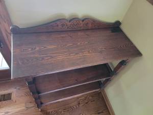 lot 32 image: Three-Tiered Oak Victorian Shelf