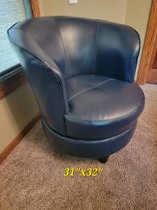 lot 43 image: Navy Blue Swivel Accent Chair