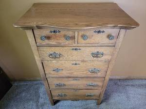 lot 47 image: Vintage American Chest of Drawers