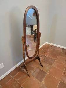 lot 46 image: Standing Dressing Mirror